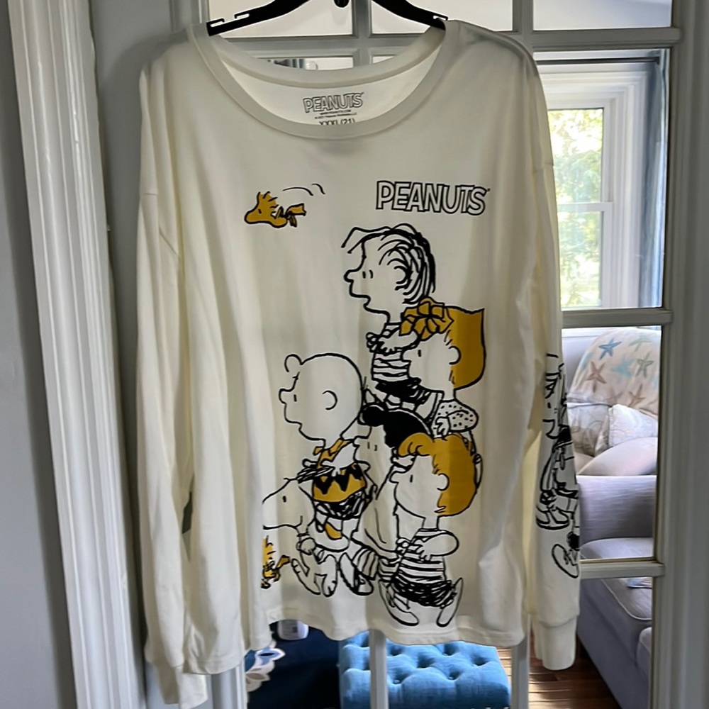 Never worn long sleeve peanuts tshirt size juniors XXXL (21).  NWT